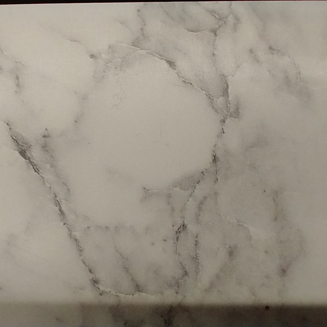 Detalhe de chapa de mármore branco com veios cinza