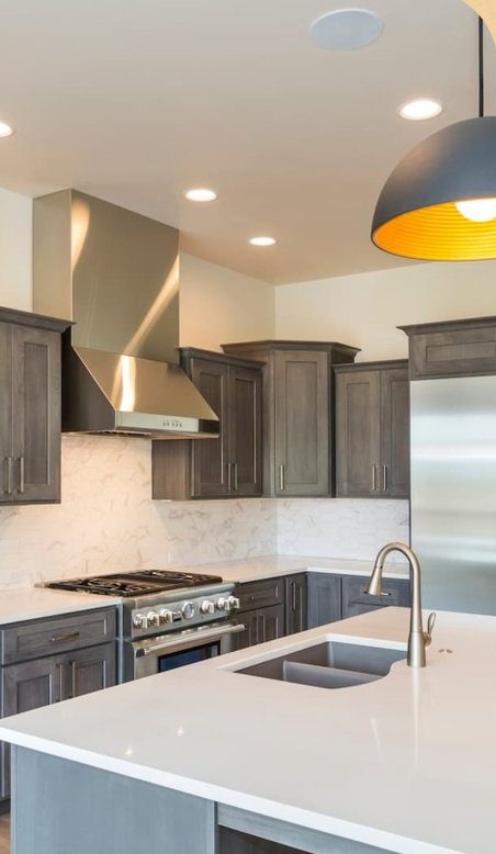 Cozinha com bancada e ilha em superfície de quartzo branco